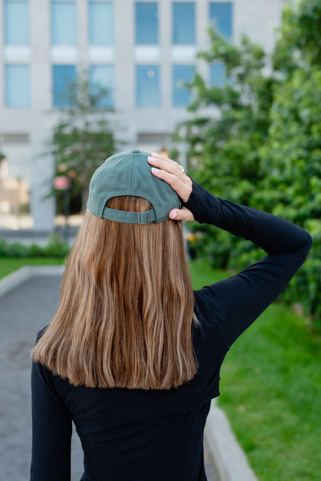 MIDI Bronde Hat Wig - Image 3
