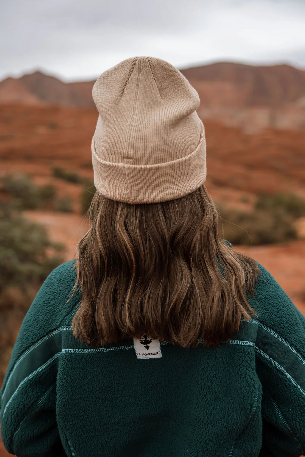 MIDI Highlighted Medium Brown Hat Wig - Image 3