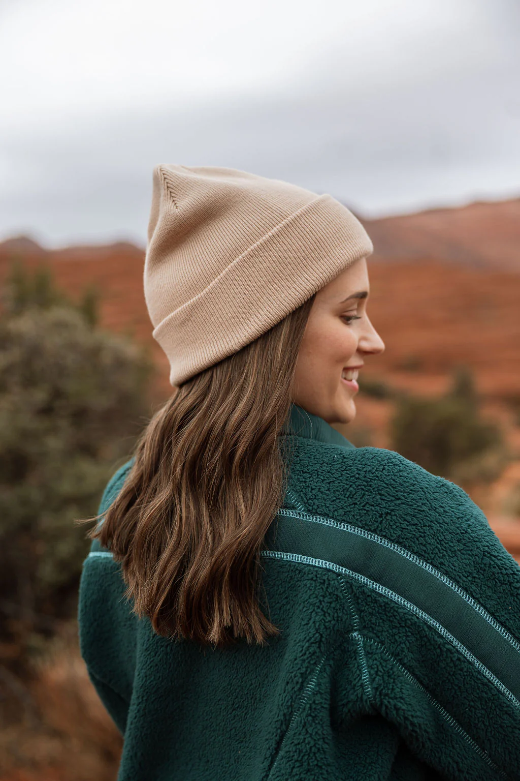 MIDI Highlighted Medium Brown Hat Wig - Image 4