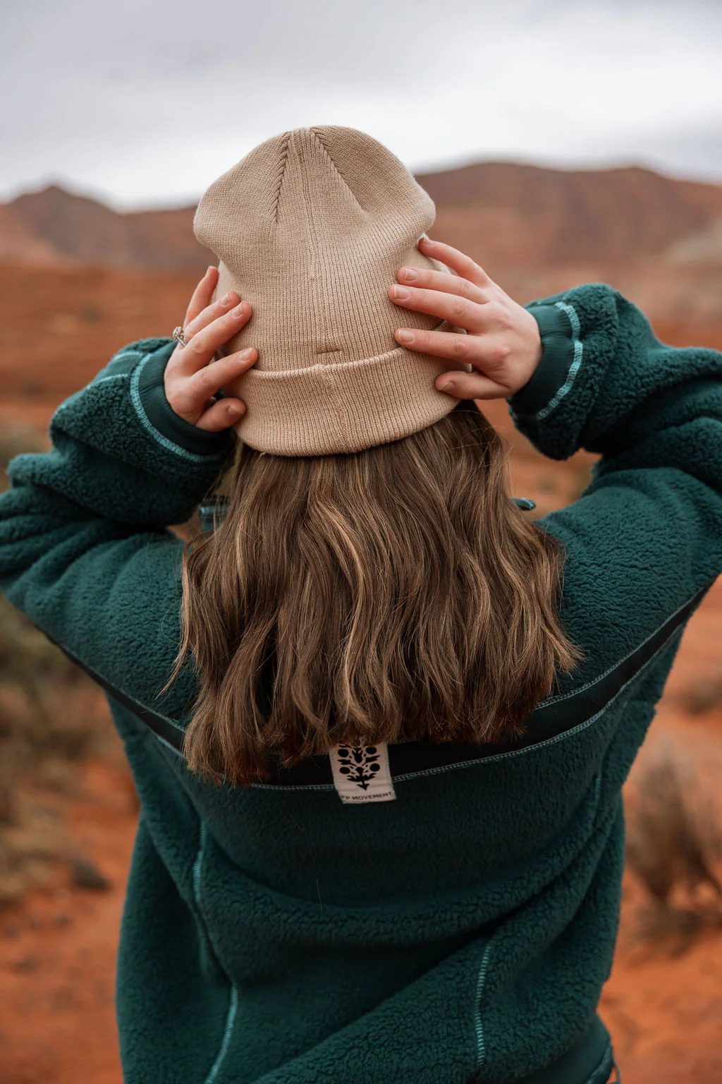 MIDI Highlighted Medium Brown Hat Wig - Image 5