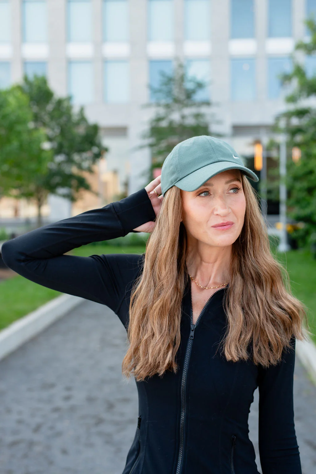 CLASSIC Bronde Wavy Hat Wig - Image 4