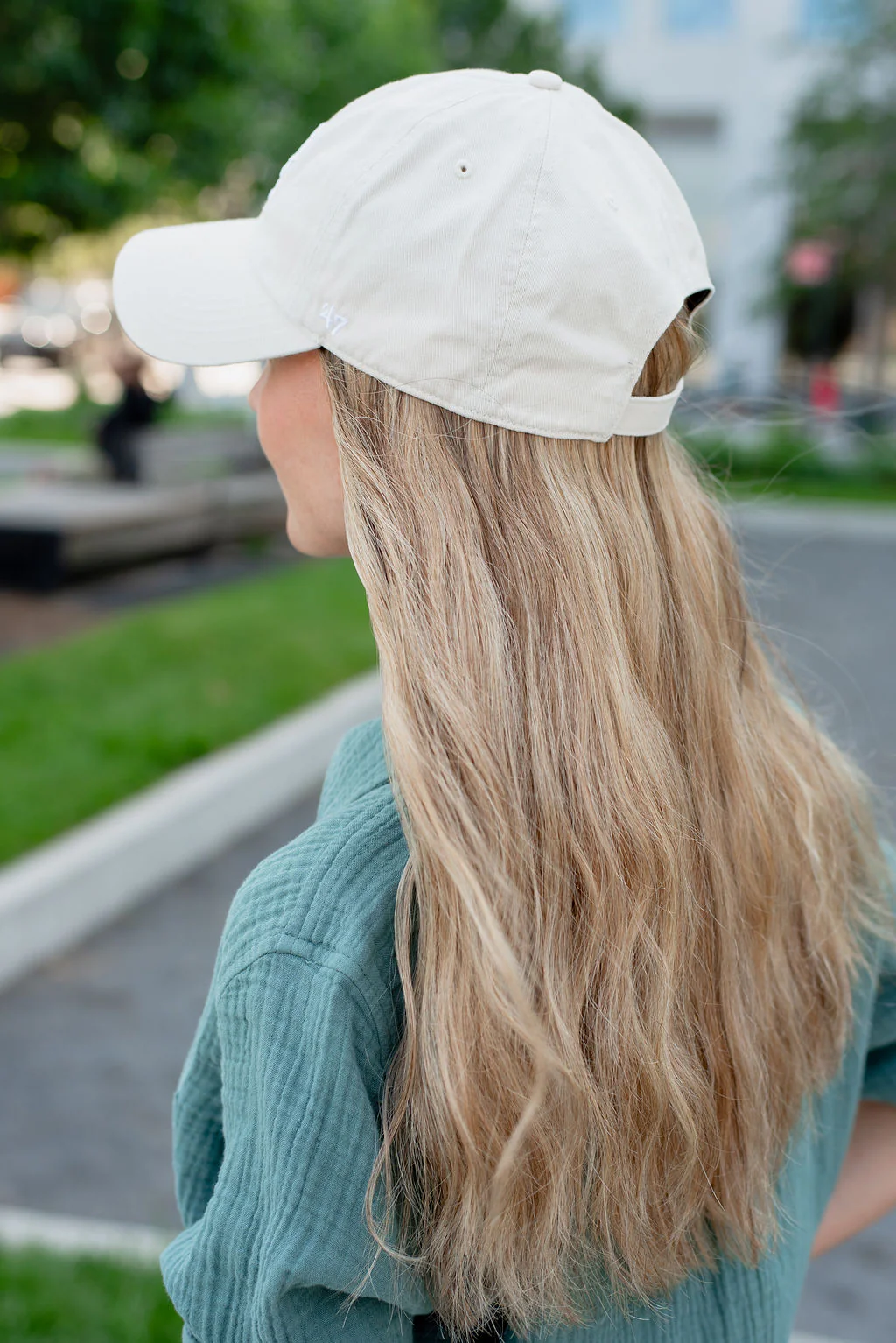 CLASSIC Sunkissed Light Wave Hat Wig - Image 3