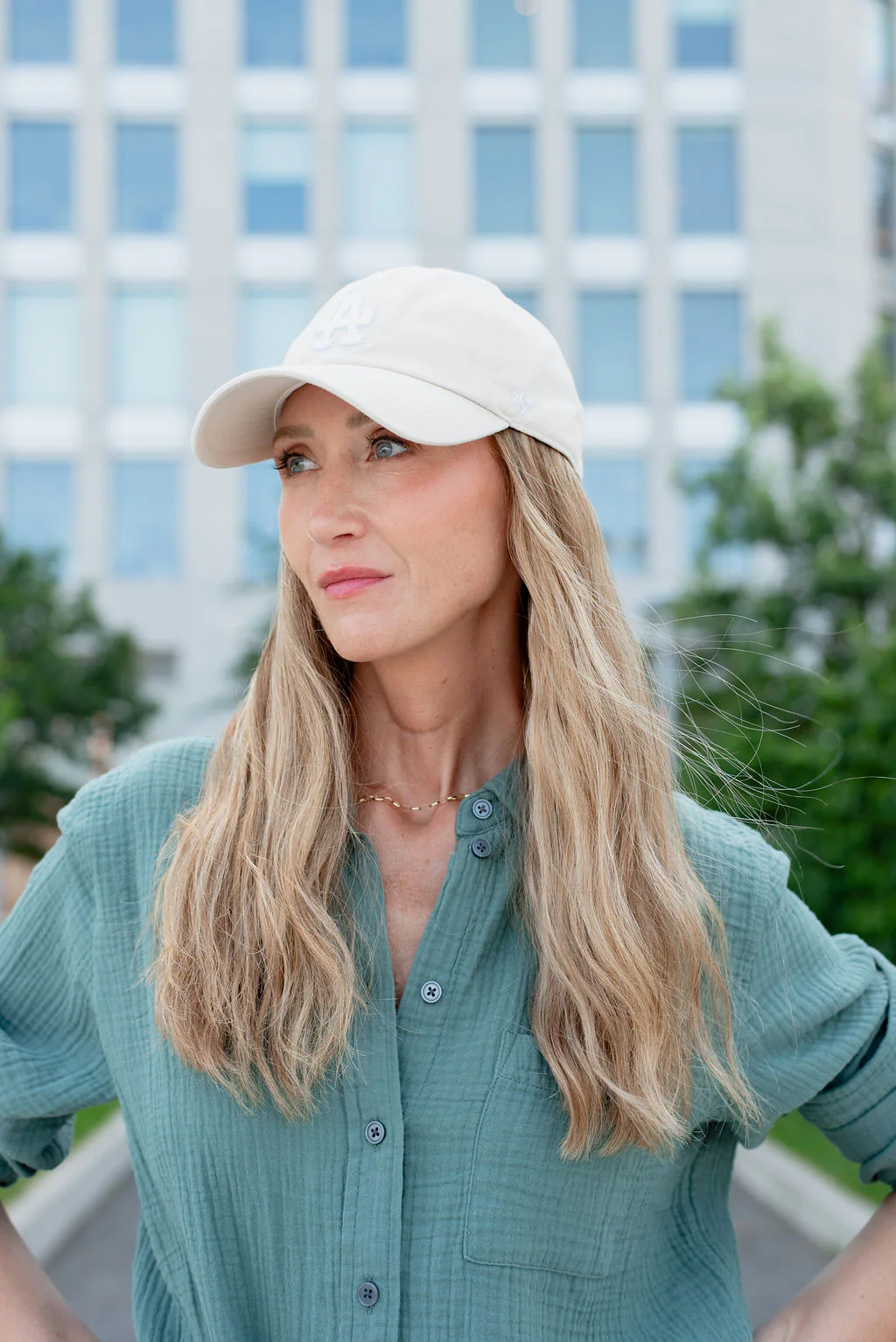 CLASSIC Sunkissed Light Wave Hat Wig - Image 4