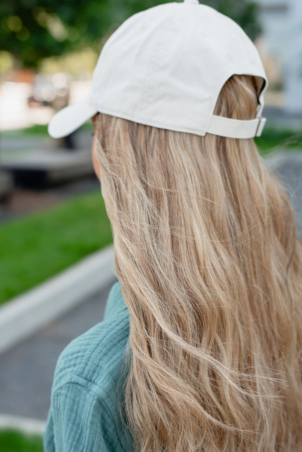 CLASSIC Sunkissed Light Wave Hat Wig - Image 5